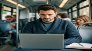 Pessoa concentrada usando notebook enquanto viaja de ônibus