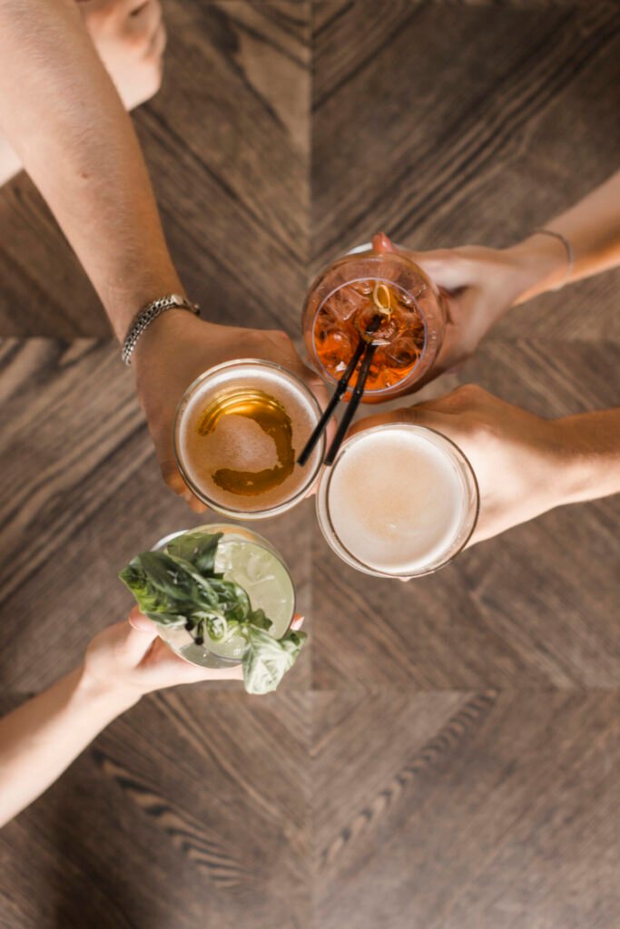 visao aerea de amigo maos brindar bebidas